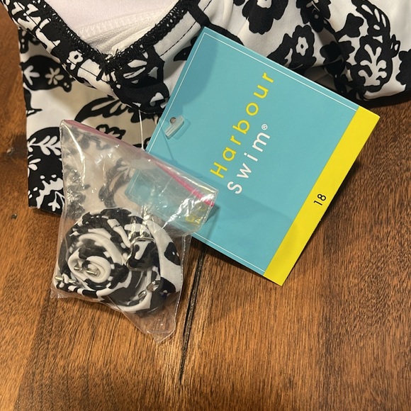 NWT Bal Harbour Tummy Control One Piece Swimsuit - Picture 6 of 6